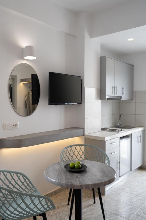 White Lily Suites & Lofts - Adults Only 16 Plus เปริโวลอส ภายนอก รูปภาพ