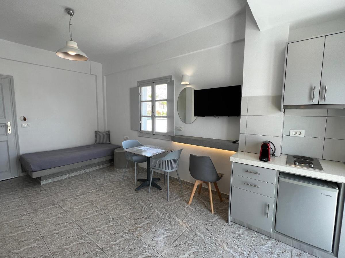 White Lily Suites & Lofts - Adults Only 16 Plus เปริโวลอส ภายนอก รูปภาพ