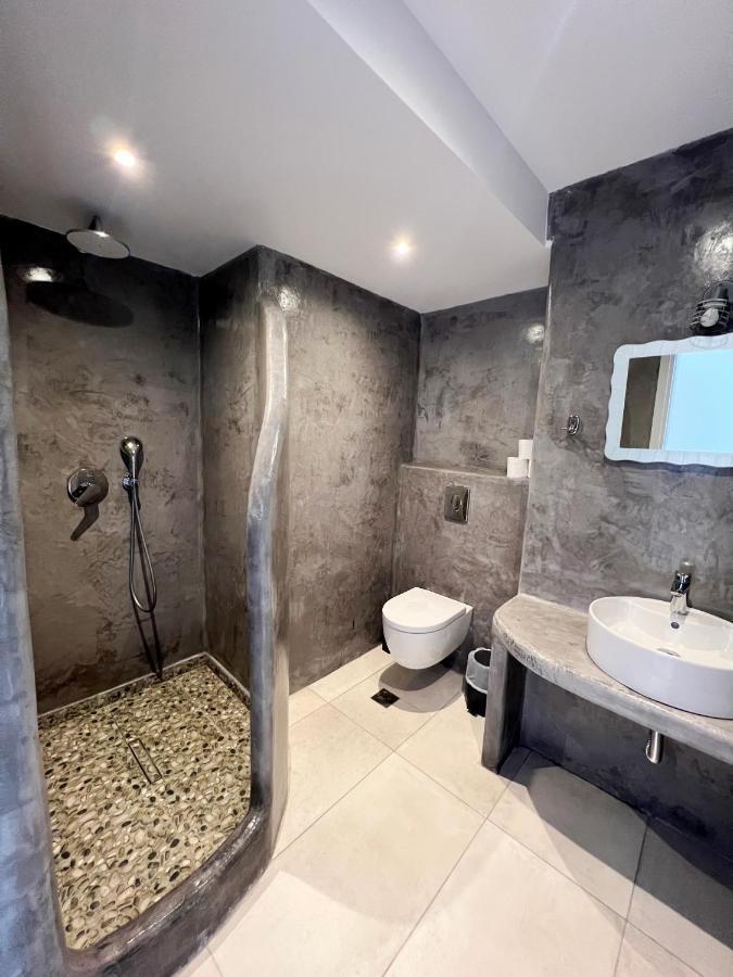 White Lily Suites & Lofts - Adults Only 16 Plus เปริโวลอส ภายนอก รูปภาพ