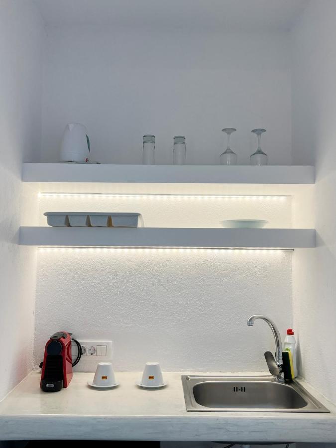 White Lily Suites & Lofts - Adults Only 16 Plus เปริโวลอส ภายนอก รูปภาพ