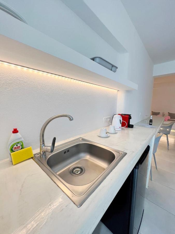 White Lily Suites & Lofts - Adults Only 16 Plus เปริโวลอส ภายนอก รูปภาพ