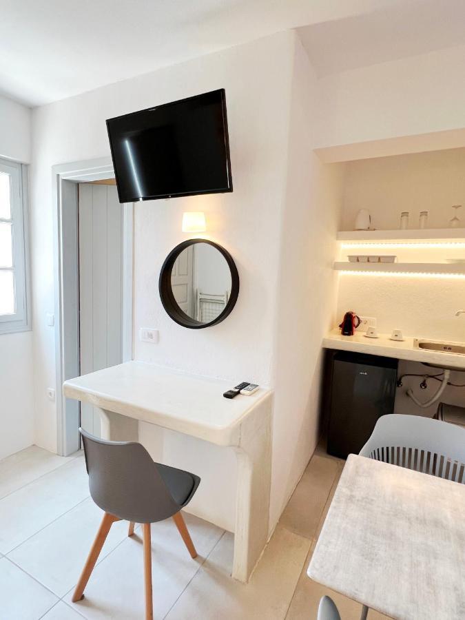 White Lily Suites & Lofts - Adults Only 16 Plus เปริโวลอส ภายนอก รูปภาพ