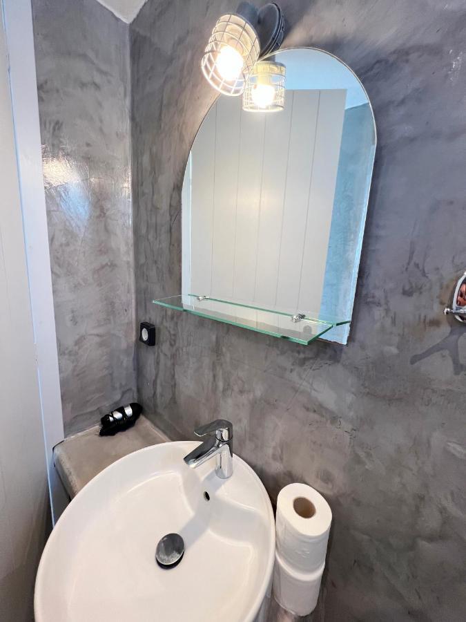 White Lily Suites & Lofts - Adults Only 16 Plus เปริโวลอส ภายนอก รูปภาพ