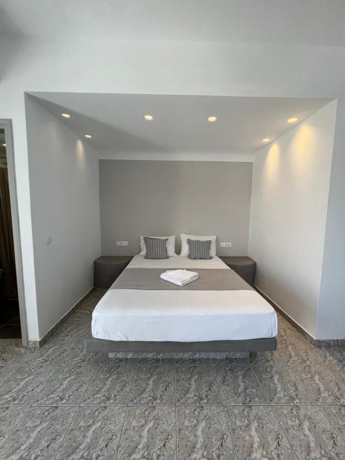White Lily Suites & Lofts - Adults Only 16 Plus เปริโวลอส ภายนอก รูปภาพ