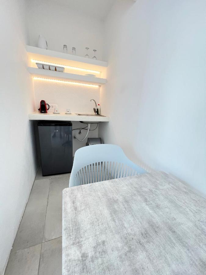 White Lily Suites & Lofts - Adults Only 16 Plus เปริโวลอส ภายนอก รูปภาพ