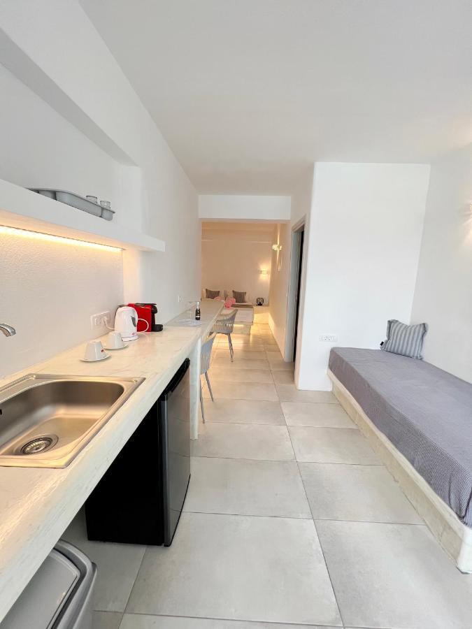 White Lily Suites & Lofts - Adults Only 16 Plus เปริโวลอส ภายนอก รูปภาพ