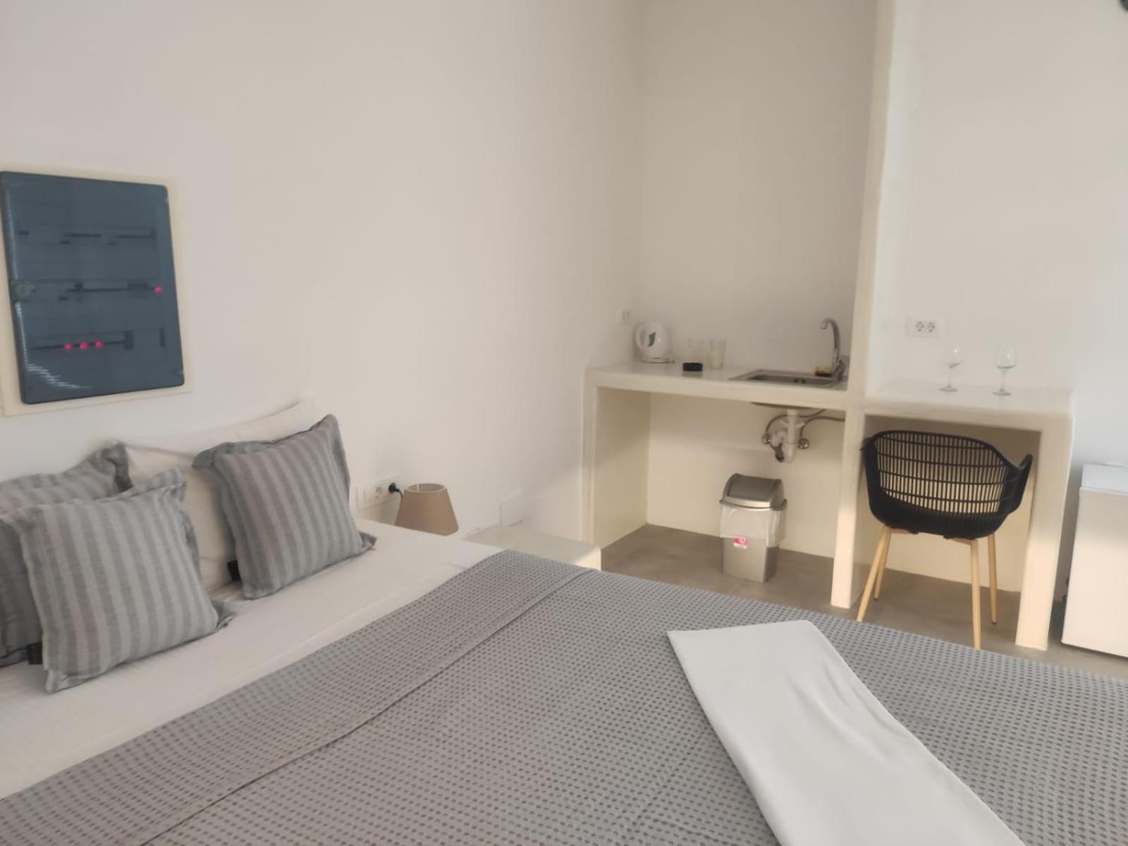 White Lily Suites & Lofts - Adults Only 16 Plus เปริโวลอส ภายนอก รูปภาพ